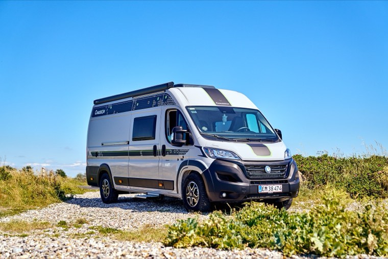 Autocamperen parkeret ved kysten en sommerdag