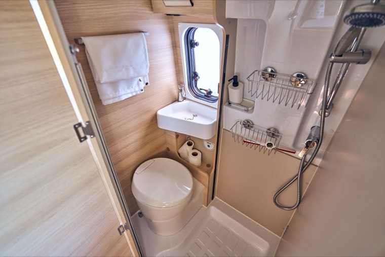 Badeværelse med toilet, håndvask og bruser